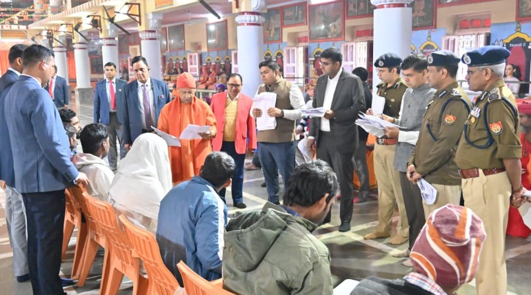 ठंड में भी जनता दर्शन पहुंचे सैकड़ों फरियादी