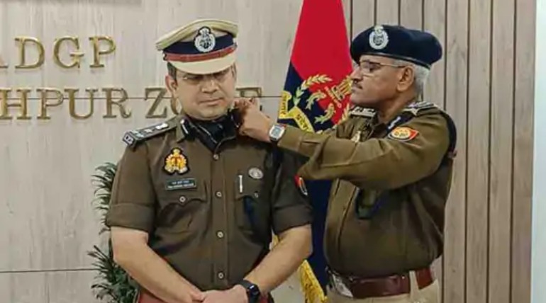गोरखपुर SSP राज करन नय्यर DIG पद पर पदोन्नत:पिपिंग सेरेमनी में ADG ने लगाई रैंक, नई जिम्मेदारी संभालने की दी शुभकामनाएं