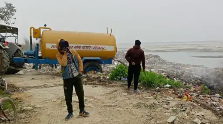 नगर पंचायत वाहन से सरयू नदी में शौचालय गंदगी:गोला बाजार के वार्ड 18 में नदी प्रदूषण का गंभीर आरोप