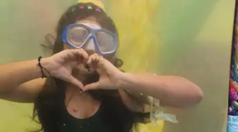 गोरखनाथ मेले में पहली बार आई 'जलपरी' पानी के अंदर अठखेलियां कर लुभाती,अद्भुत नजारा देखने उमड़ रहे लोग