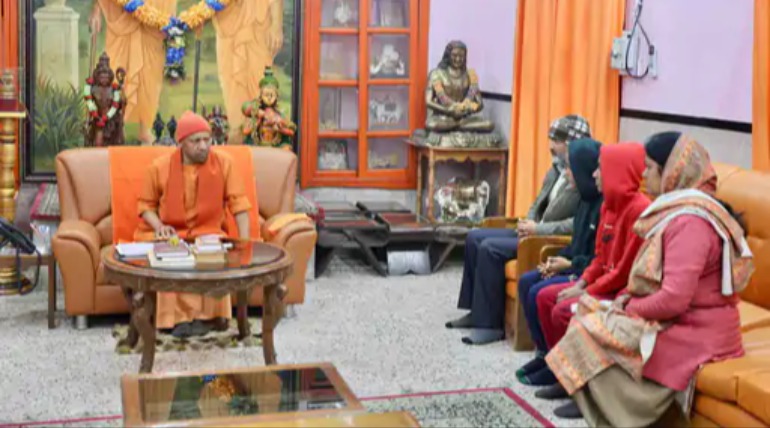 दिवंगत पत्रकार के परिवार को CM से मिली सहायता:योगी ने 5 लाख रुपए दिए, कठिन समय में सहयोग का दिलाया भरोसा