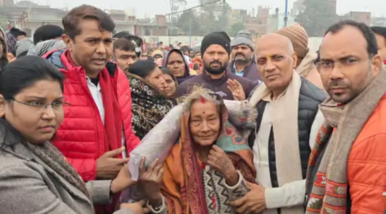 पिपराइच के विधायक ने बांटे कंबल: भटहट में जरूरतमंद लोगों को ठंड से राहत दिलाने का उद्देश्य