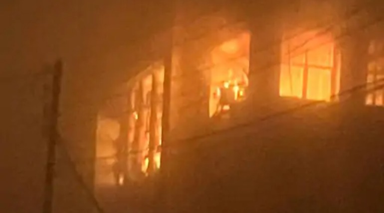 गोरखपुर सेल टैक्स ऑफिस में लगी आग:फाइलें जलकर राख हुईं, शार्ट सर्किट की आशंका