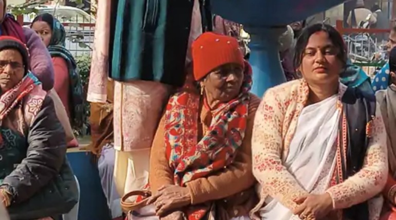 गोरखपुर में आशाओं का प्रदर्शन:बोलीं- योगी-मोदी तेरा क्या भरोसा...; डिप्टी SP ने कहा- नौकरी करता हूं, बनिया नहीं हूं