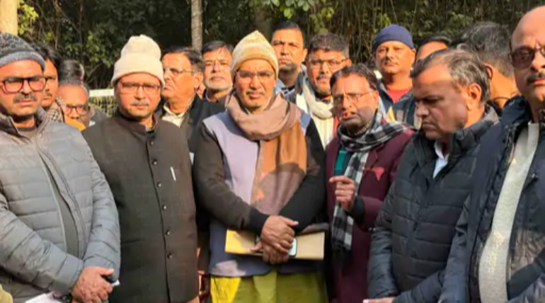 BSA कार्यालय में शिक्षकों का विरोध:समायोजन सूची में विसंगतियों का आरोप, आंदोलन की चेतावनी