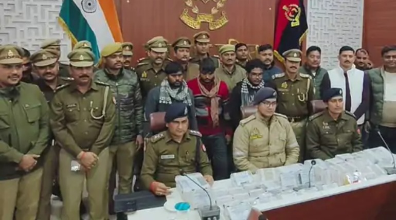 देवरिया में प्लान बनाकर फिल्मी अंदाज की थी वारदात:गोरखपुर में लेखपाल के घर डकैती करने वाले 3 बदमाश अरेस्ट