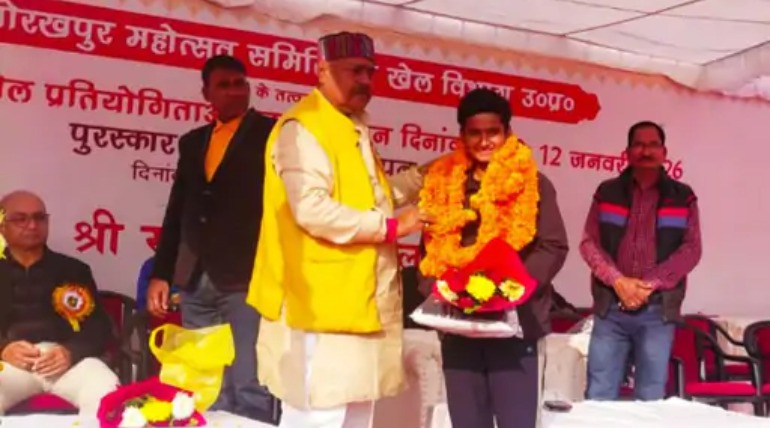 वर्ल्ड वालीबॉल चैंपियनशिप खेल कर लौटीं आकांक्षा:गोरखपुर की खिलाड़ी को सांसद रवि किशन ने किया सम्मानित, अधिकारियों ने दी बधाई