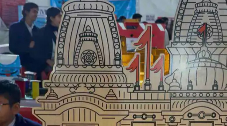 गोरखपुर महोत्सव में रोबोटिक डॉग-AI मंदिर मॉडल ने खींचा ध्यान
