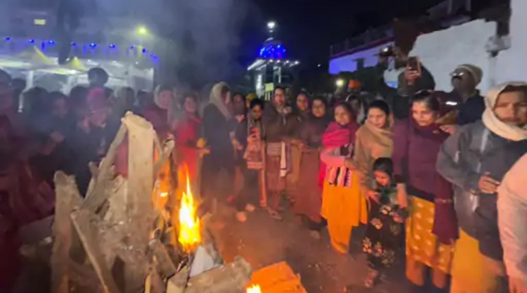 गोरखपुर में धूमधाम से मनाई लोहड़ी:गुरुद्वारे में गूंजा कीर्तन-सत्संग, श्रद्धालुओं ने अरदास कर, मांगी खुशहाली