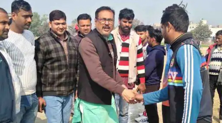 पकड़ी बाजार ने आजमगढ़ को हराया: स्व. गंगा यादव क्रिकेट प्रतियोगिता का अंतिम लीग मैच जीता