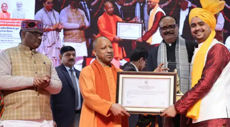 रेडियो गोरखपुर के प्रतिनिधि को मिला सर्वोच्च युवा सम्मान:मुख्यमंत्री योगी आदित्यनाथ ने विवेकानंद युवा पुरस्कार से नवाजा