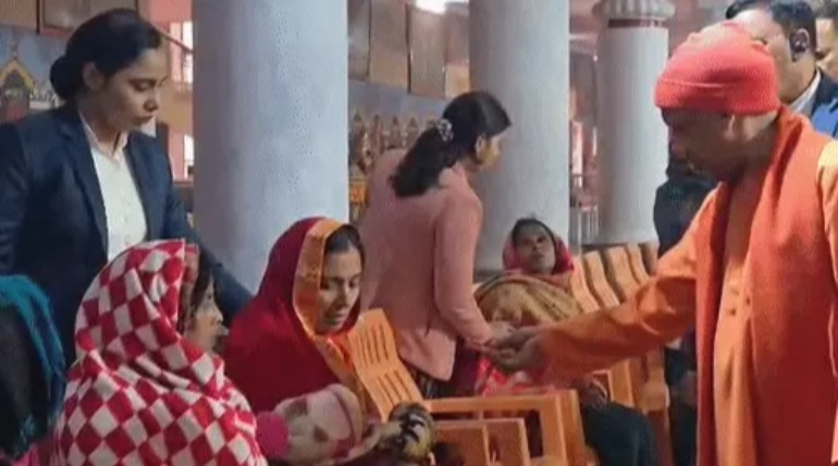 बार-बार आने की नौबत न आए:गोरखपुर में जनता दर्शन में योगी ने 200 लोगों की समस्या सुनी; समाधान का भरोसा दिया