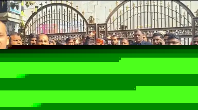 कैम्पियरगंज में अधिवक्ताओं का प्रदर्शन, तहसील गेट पर ताला:तहसीलदार के स्थानांतरण की मांग को लेकर नारेबाजी