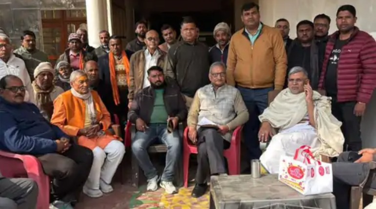 खोराबार निवासियों के समर्थन में आए एमएलसी देवेंद्र:मकानों के मालिकाना हक को लेकर तीन साल से कर रहे संघर्ष