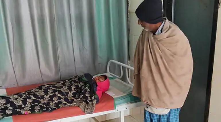 गोरखपुर में पतंग उड़ाते 8 वर्षीय बच्चा छत से गिरा:सिर में गंभीर चोट, जिला अस्पताल रेफर