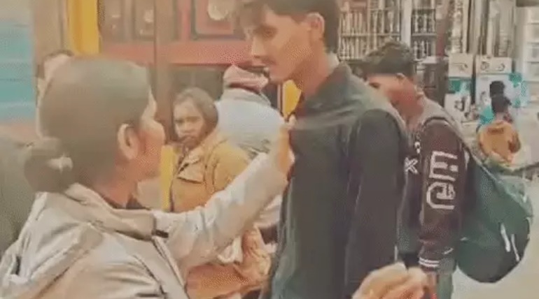 शोहदे को 12 थप्पड़ जड़े, हाथ जोड़ माफी मांगता रहा:गोरखपुर में छात्रा को छेड़ा, गली में खींचा था