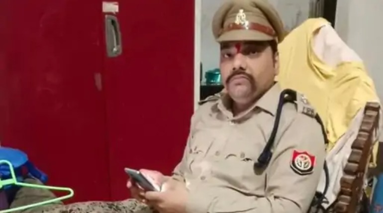 गोरखपुर यूनिवर्सिटी का सस्पेंड क्लर्क बना फर्जी IPS:कारोबारी से रंगदारी मांगी- 2 लाख दो, वरना एनकाउंटर कर दूंगा