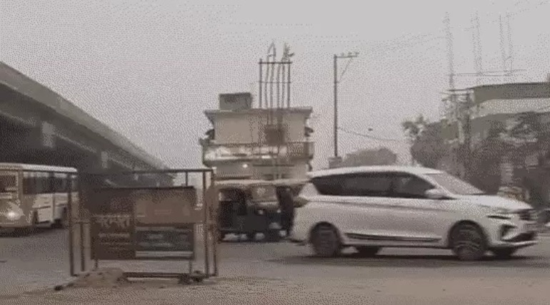 गोरखपुर में कोहरा कम, गलन बढ़ी:दिन में धूप से मिल रही राहत, 20 से अधिक ट्रेनें लेट पहुंच रहीं