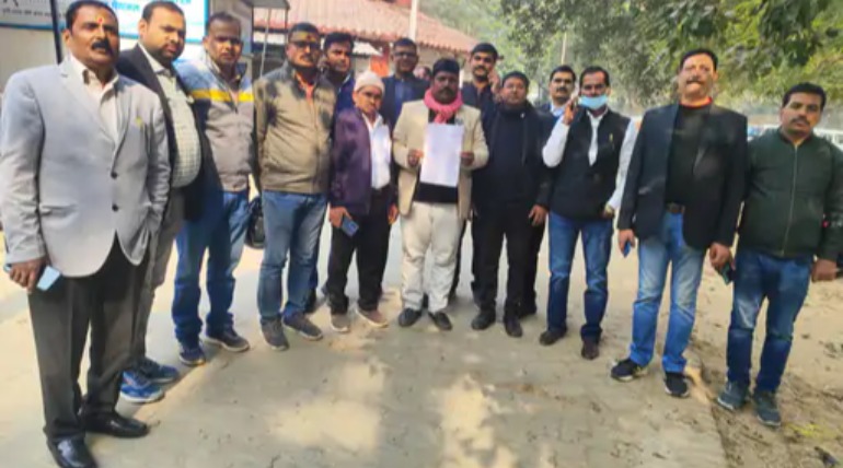 अधिवक्ता के पिता को नमस्ते कर बदमाशों ने लूटा:FIR के बाद भी कार्रवाई नहीं करने का आरोप, गोरखपुर SSP से की शिकायत