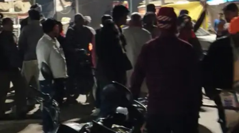 महिला से छेड़छाड़ के बाद पति ने पीटा:नशे की हालत में गलत हरकतें की, पुलिस गश्त बढ़ाने की मांग