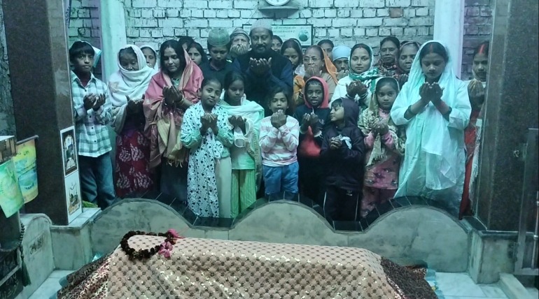 अनूठी मिसाल: मन्नत पूरी होने पर हिन्दू परिवार ने शीश महल दरगाह पर चादर व गागर अर्पित कर मांगी दुआएं