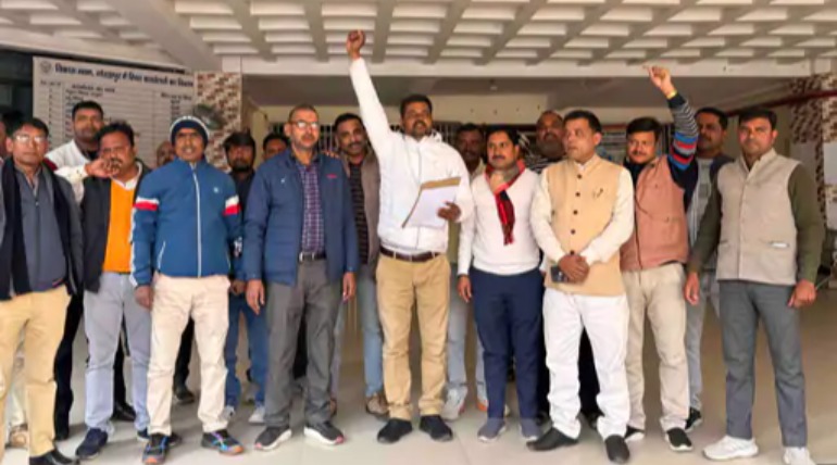 ग्राम रोजगार सेवकों ने किया प्रदर्शन, लंबित मानदेय भुगतान पर सौंपा ज्ञापन, दी चेतावनी