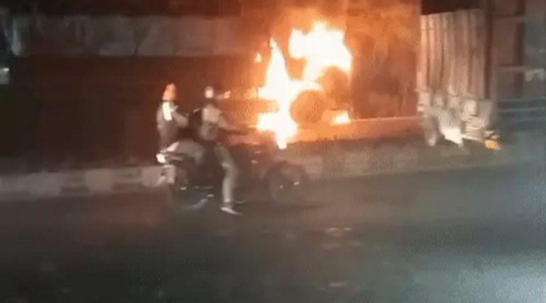 चलती ट्रक में लगी आग:शार्ट सर्किट से हुआ हादसा, बाल-बाल बचा ड्राइवर