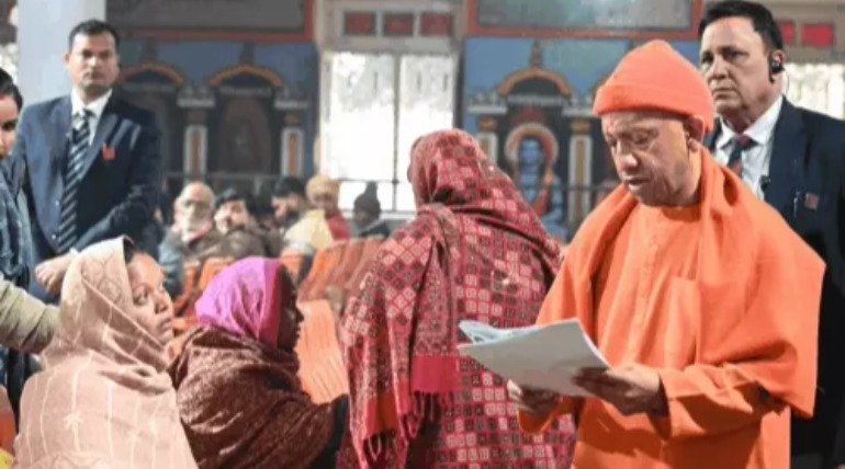 सीएम बोले- हर समस्या का होगा समाधान:गोरखपुर में जनता दर्शन में 200 लोगों की समस्या सुनी