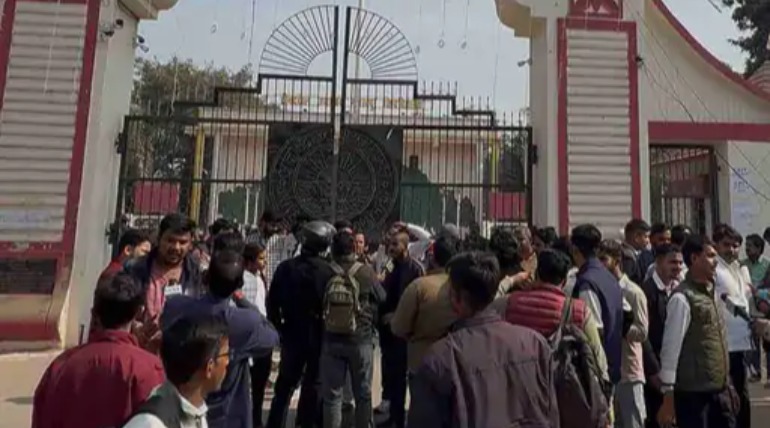 UGC नियम पर स्वर्ण छात्रों ने किया विरोध, सौंपा खून से लिखा ज्ञापन, “काला” बताते हुए कानून वापस लेने की मांग