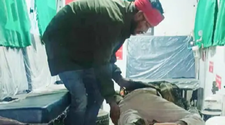 गर्लफ्रेंड का हाथ पकड़कर दूसरी मंजिल से कूदा युवक, छत पर छिपकर मिलने गया; भीड़ ने घेरा तो लगाई छलांग