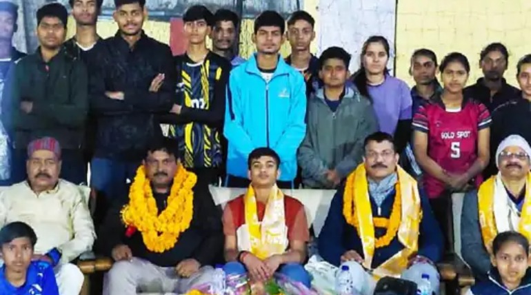 DK शाही का 'राष्ट्रपति पुरस्कार' के लिए चयन:गोरखपुर में वॉलीबॉल संघ के पदाधिकारियों और खिलाड़ियों ने किया ग्रैंड वेलकम