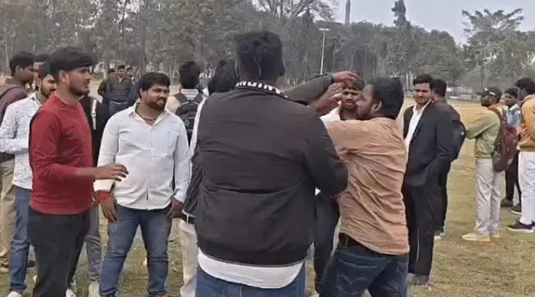 गोरखपुर यूनिवर्सिटी में छात्रों में मारपीट, तमाशा देखने के लिए जुटी भीड़, देख लेने की दी धमकी