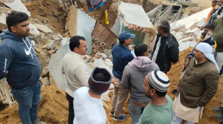 भटहट ग्राम पंचायत में नाले की खुदाई, मकान भर-भराकर ढह गए, घंटों बाद सामान मलबे से निकाला