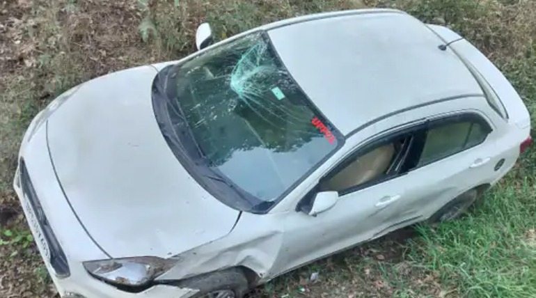 नशे की हालत में कार खाई में गिरी, बड़ा हादसा टला, कोई जनहानि नहीं