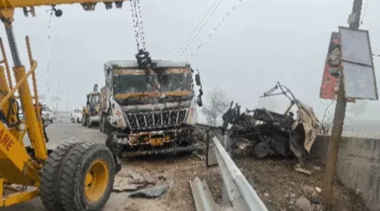 हाईवे पर टेम्पो-ट्रेलर में भिड़ंत, 2 की मौत, गोरखपुर में 3 घायल, रेस्क्यू में क्रेन भी पलटी
