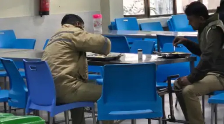 AIIMS के खाने में कीड़े निकले:स्टूडेंट्स ने फोटो-वीडियो बनाए; मैनेजर बोला- जैसा बजट, वैसा खाना दे रहे