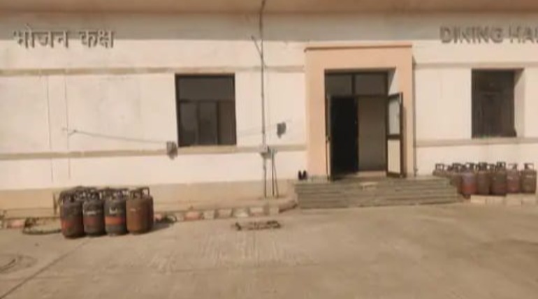 AIIMS में खाद्य सुरक्षा विभाग की छापेमारी, मेस में मिली गंदगी, एक्सपायरी सामान बरामद, संचालक को नोटिस