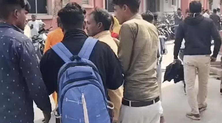 कुशीनगर में हाई वोल्टेज तार से छात्रा 80% झुलसी, लंच के बाद छत पर खेलते समय लगा करंट, गोरखपुर मेडिकल कॉलेज रेफर