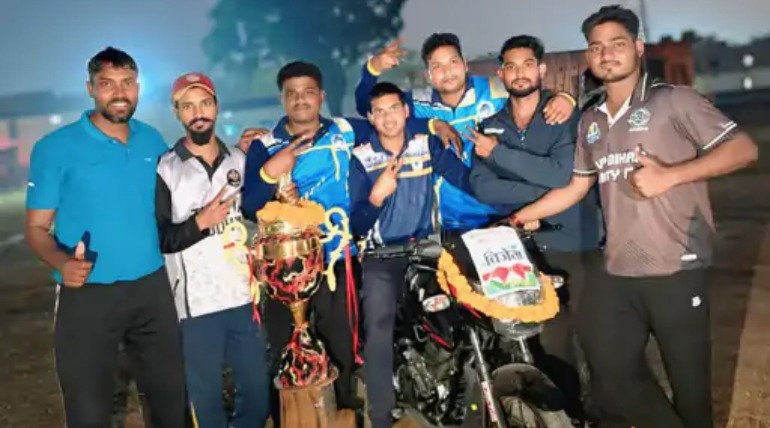 मंदिर बाजार टीम ने डॉल्फ़िन क्रिकेट प्रतियोगिता जीती, पल्सर बाइक के साथ ट्रॉफी अपने नाम की