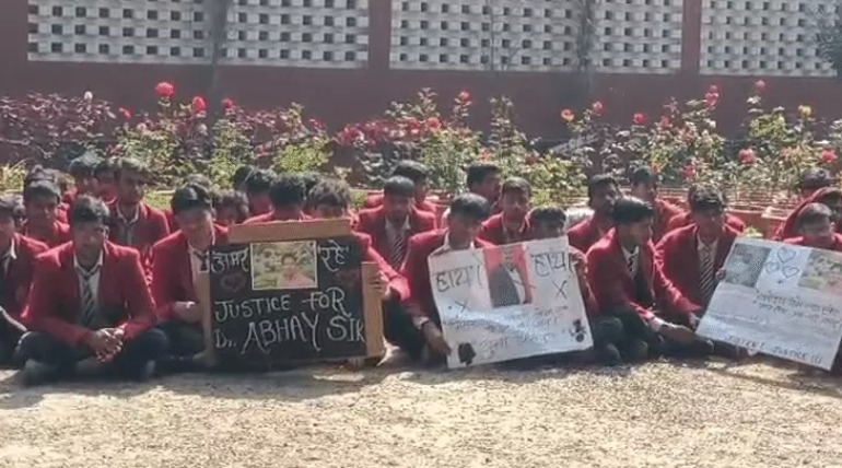 पति की मौत के बाद पत्नी ने जारी किया वीडियो, टीचर को न्याय दिलाने के लिए स्टूडेंट्स धरने पर बैठे