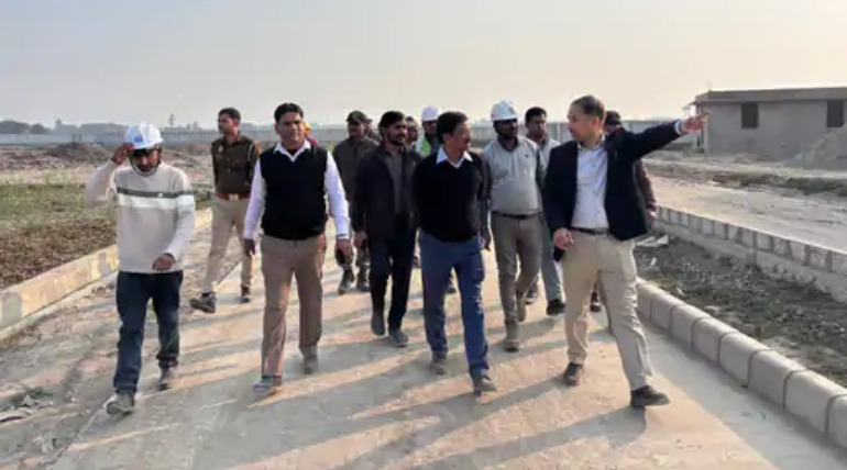 एकला बांधा पर बनाए जा रहे इको पार्क का महापौर और नगर आयुक्त ने किया निरीक्षण