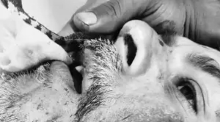 सहजनवा में पिता-भाई पर ब्लेड से जानलेवा हमला, बारात जाने के लिए मांगी थी बाइक, मना करने पर भड़का