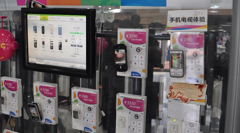 चाइना मार्केट में एप्पल का नकली सामान, पुलिस ने छापा मारा, कैमरा, चार्जिंग केबल अन्य सामान बरामद