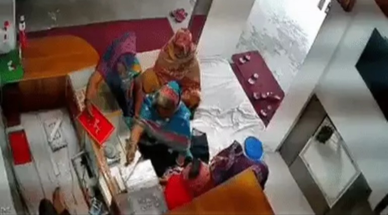 पांच महिलाओं ने सराफा दुकान से गहने किया चोरी, पुलिस मामले की जांच में जुटी