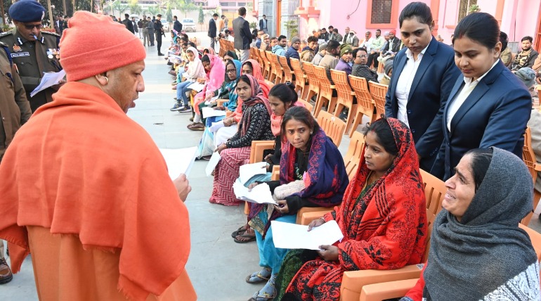 गलत जांच रिपोर्ट लगाने वालों पर दर्ज हो एफआईआर, सीएम योगी ने दिए निर्देश, जनता दर्शन में 150 लोगों की समस्या सुनी