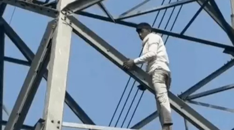 हाइटेंशन तार पर चढ़ा युवक, घबराए लोग, परिवार से नाराज था, घंटों मशक्कत बाद पुलिस ने नीचे उतारा