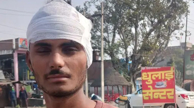 पशुओं को बचाते हुए गिट्टी लदा ट्रक पलटा, खलासी गंभीर घायल, झांसी से कुशीनगर जा रहा था ट्रक