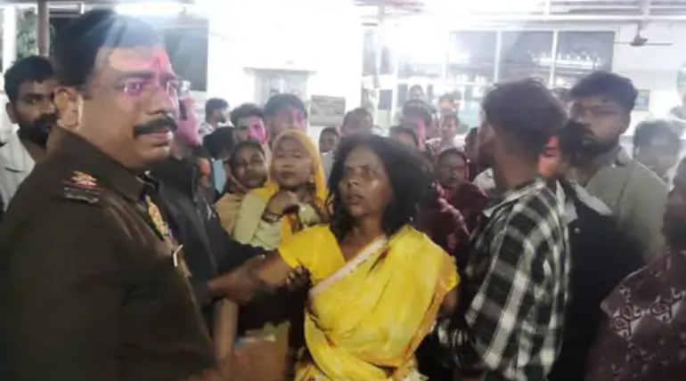 युवक की गोली मारकर हत्या, घर से बुलाकर ले गए दोस्त, झगड़े के बाद मारा, रोड जाम कर भीड़ ने किया हंगामा