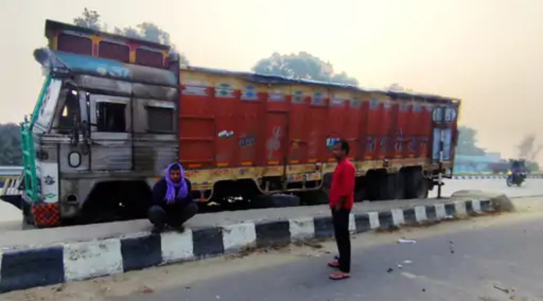 ट्रक अनियंत्रित होकर डिवाइडर से टकराया, दूसरे वाहन के ओवरटेक के दौरान हुआ हादसा, ड्राइवर सुरक्षित