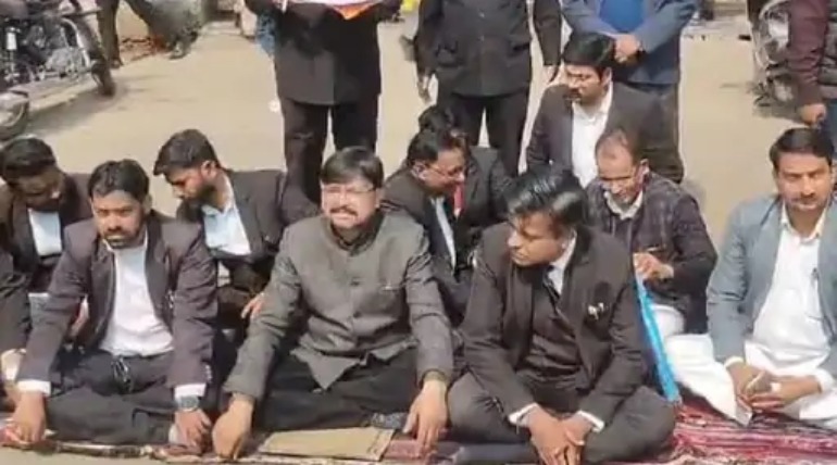 मस्जिद का गेट खुलवाने को अधिवक्ताओं का प्रदर्शन, सिविल कोर्ट के गेट नंबर 3 पर धरने पर बैठे